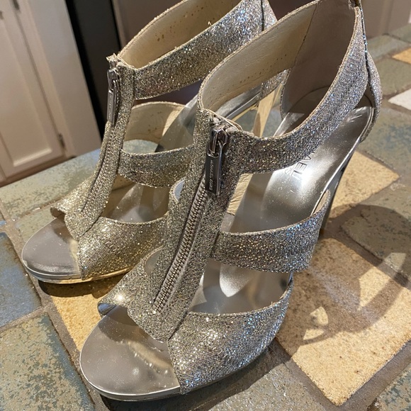 MICHAEL Michael Kors Berkeley T-Strap Silver Sandals / Heels. Size 9 - Picture 2 of 7